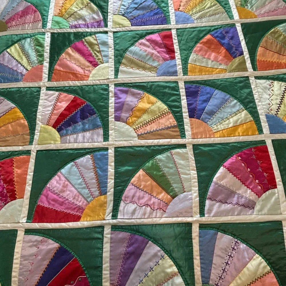 🤩 Vintage Grandmother Queen SZ Satin Embroidered Fan Patchwork Handmade Quilt